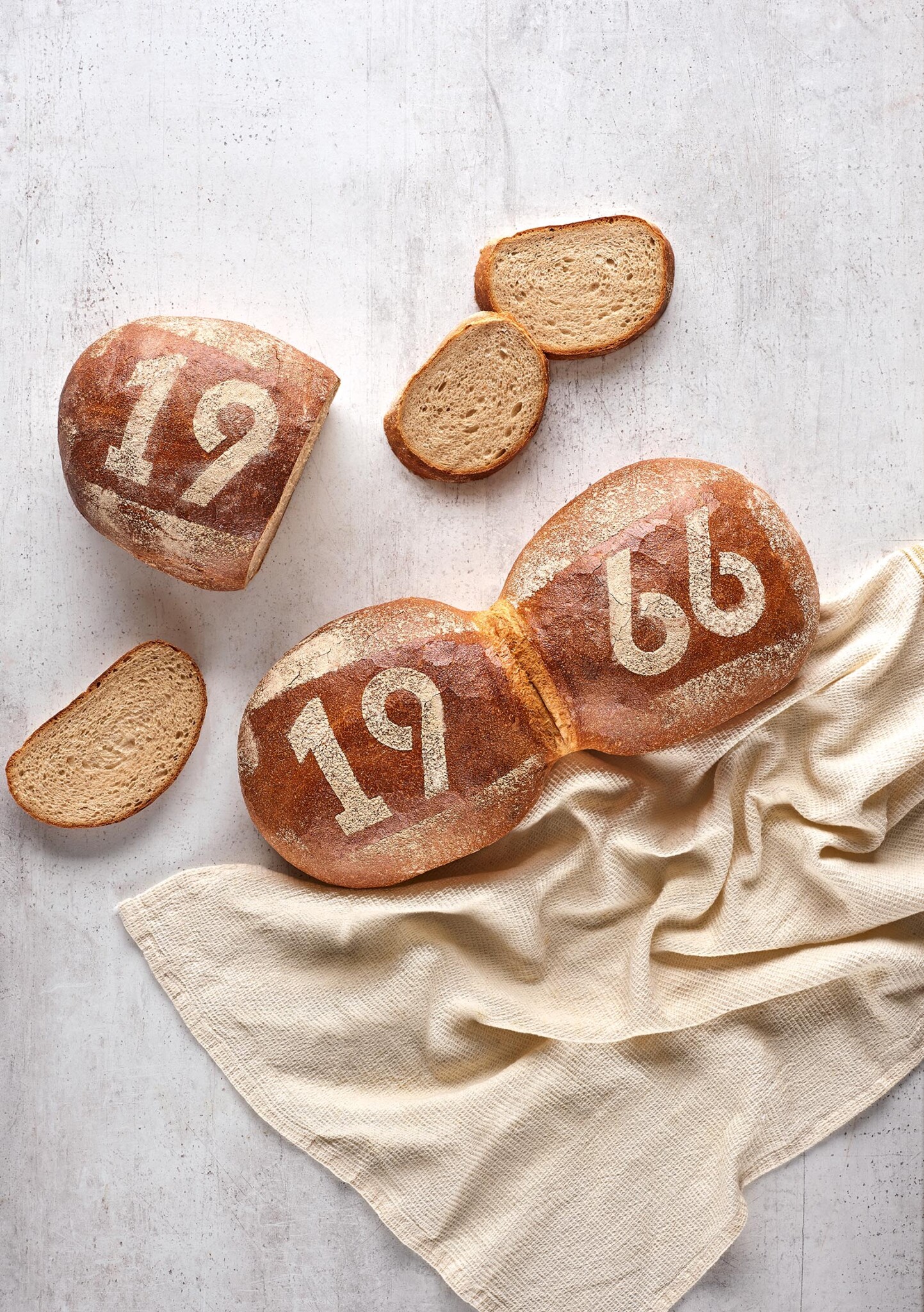ein freigeschobenes Brot mit der Aufschrift 1966 aus Mehl
